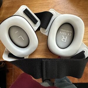 Alpine Baby Noise Canceling Ear Muffs Black EUC Like NEW! 🐣 Adjustable straps